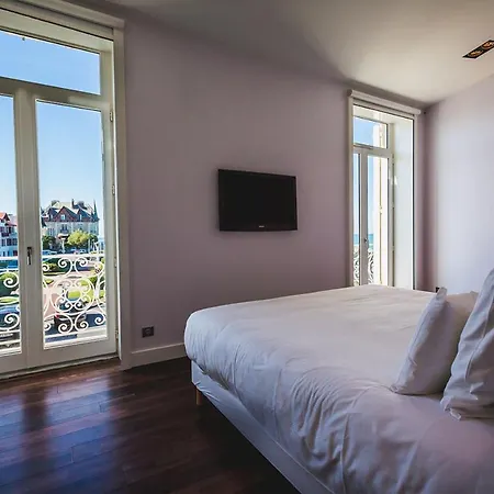 Central Luxury Seafront With Balcony And Parking Apartment