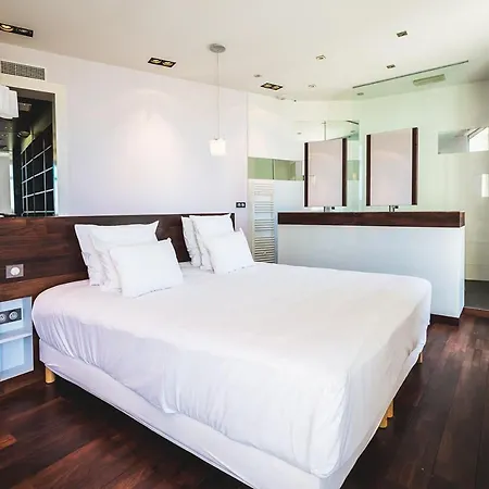 Central Luxury Seafront With Balcony And Parking Apartment