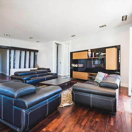 Central Luxury Seafront With Balcony And Parking Apartment Biarritz