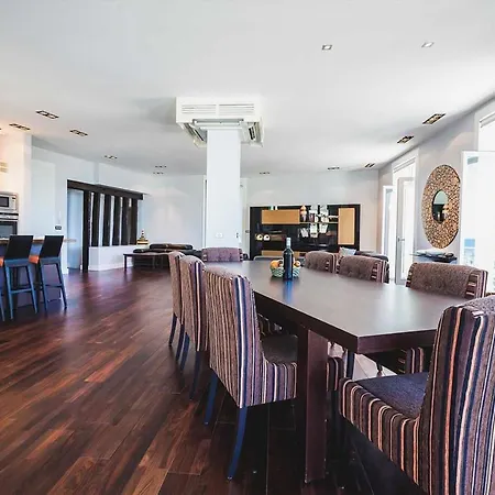 Central Luxury Seafront With Balcony And Parking Apartment